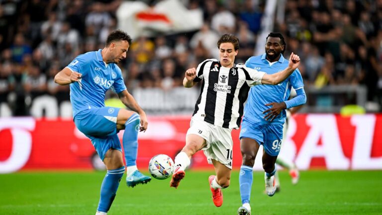 Yildiz prova ad intercettare il pallone durante l'ultima partita tra Napoli e Juventus