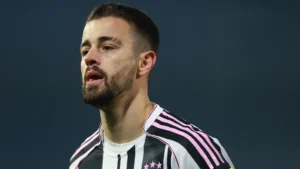 Zhegrova durante la partita tra Pisa e Juventus
