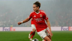Schjelderup controlla il pallone durante un match del Benfica