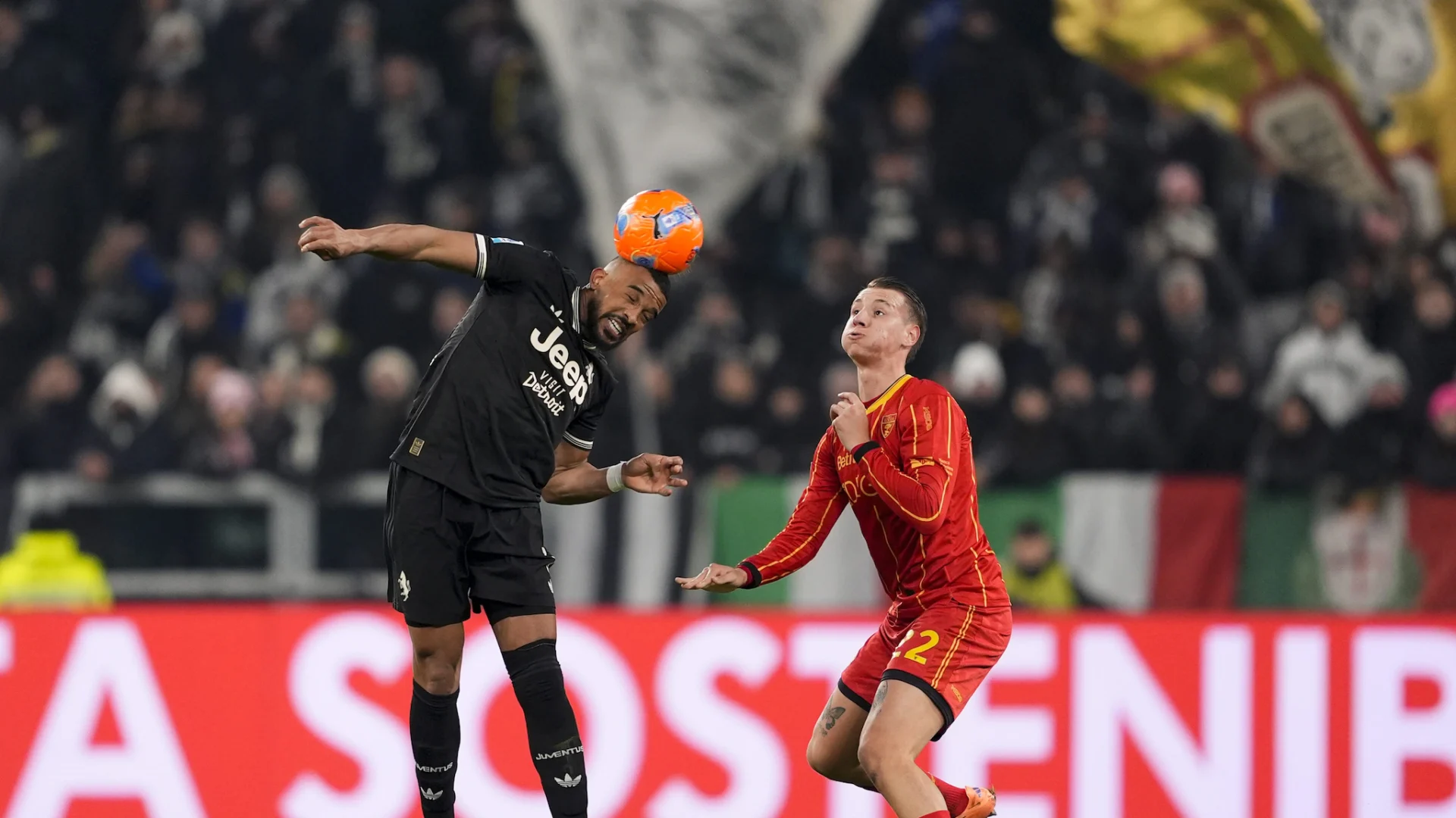 Bremer colpisce di testa un pallone durante la partita contro il Lecce