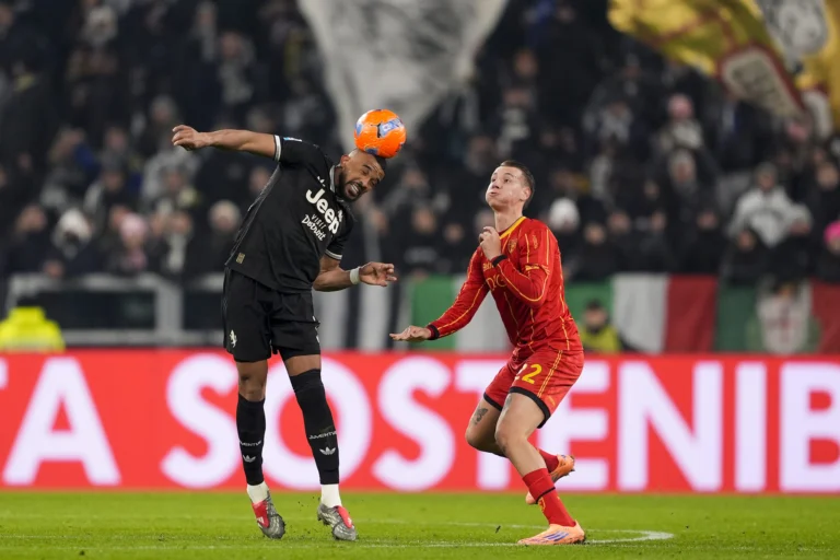 Bremer colpisce di testa un pallone durante la partita contro il Lecce