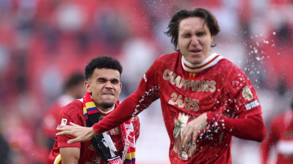 Chiesa festeggia la vittoria della Premier League con il Liverpool