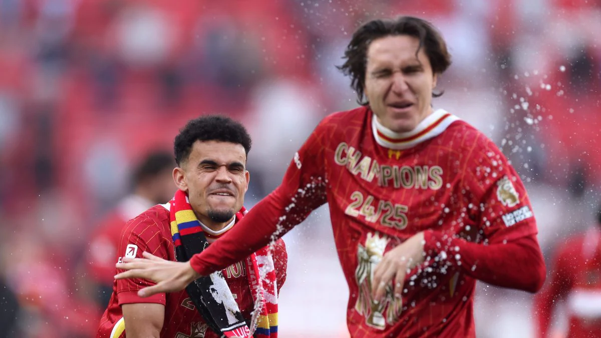 Chiesa festeggia la vittoria della Premier League con il Liverpool