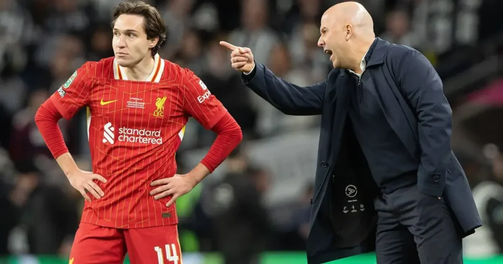 Federico Chiesa a colloquio con Arne Slot, suo attuale allenatore