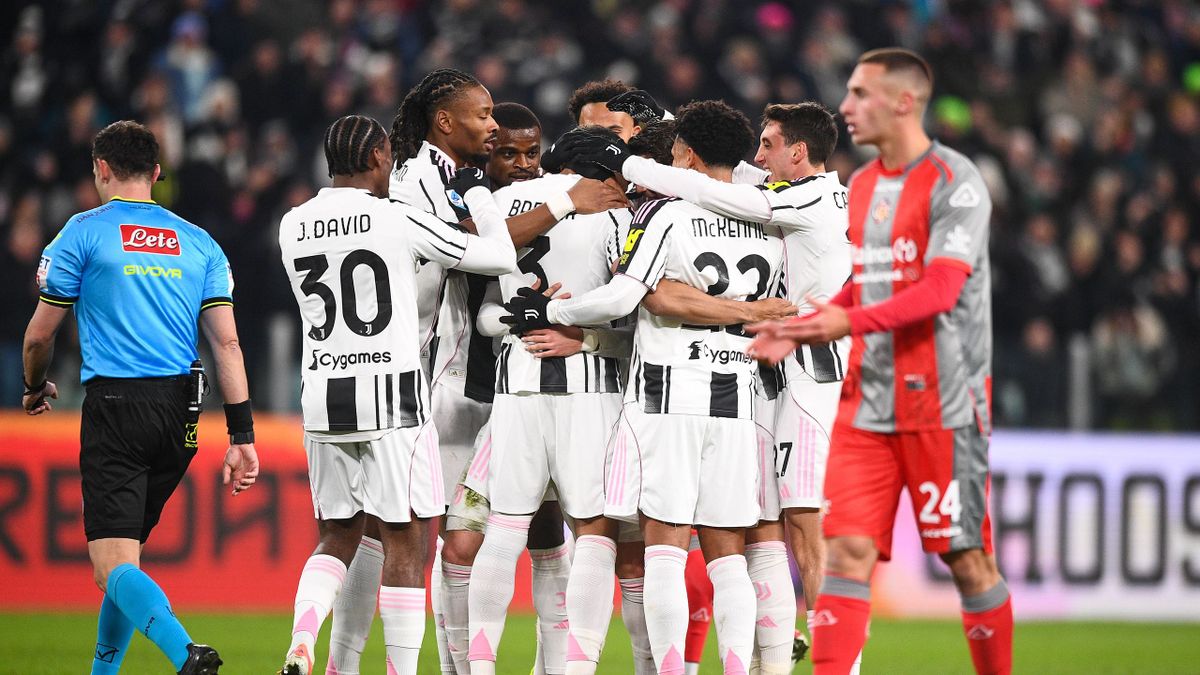 I bianconeri si abbracciano dopo il gol di Bremer del momentaneo 1-0 contro la Cremonese