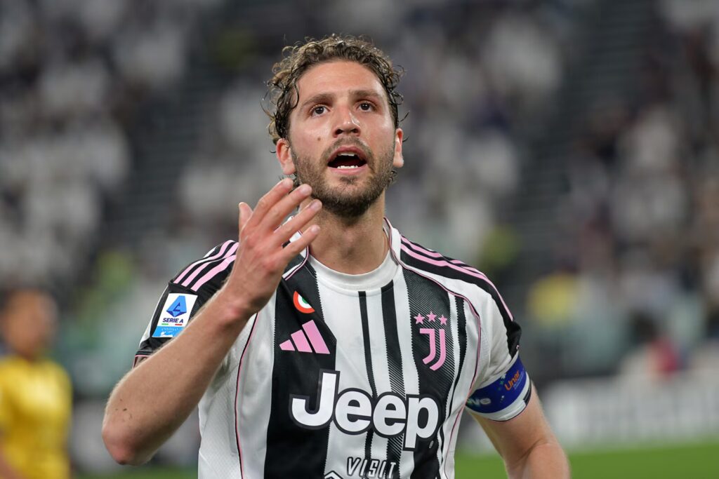 Locatelli mostra il suo disappunto dopo un errore commesso nel corso della partita della Juventus
