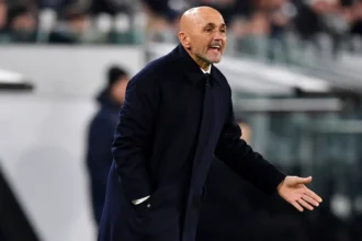 Spalletti dà consigli ai giocatori della Juventus nel corso della partita contro il Lecce