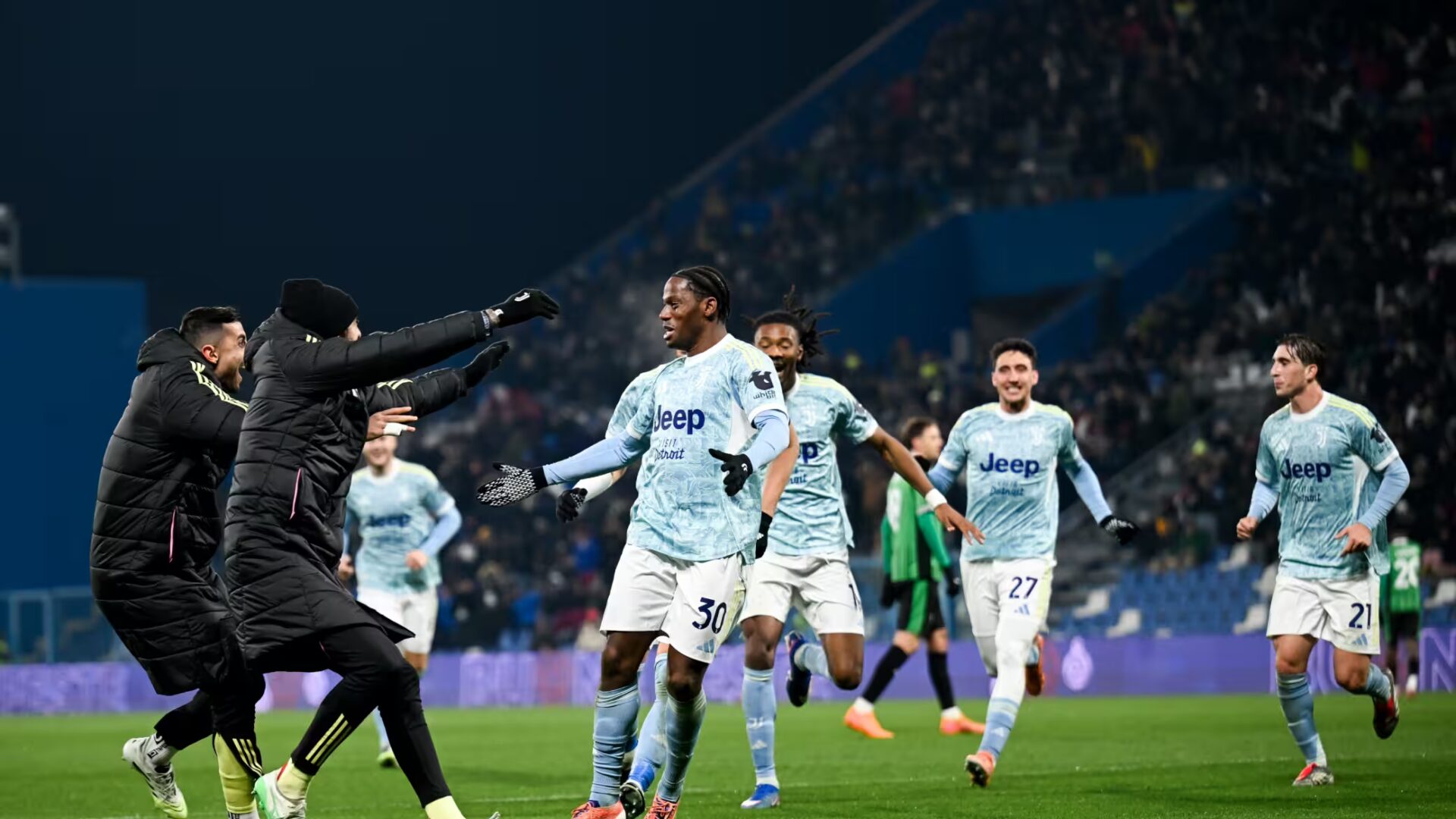 David viene abbracciato da Spalletti e dai compagni dopo il suo gol contro il Sassuolo