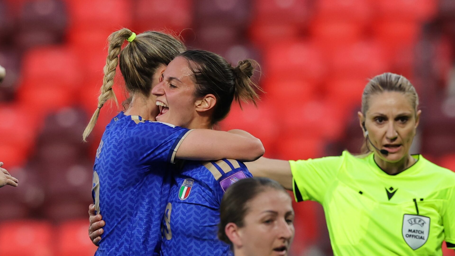 Lenzini esulta con la maglia dell'Italia