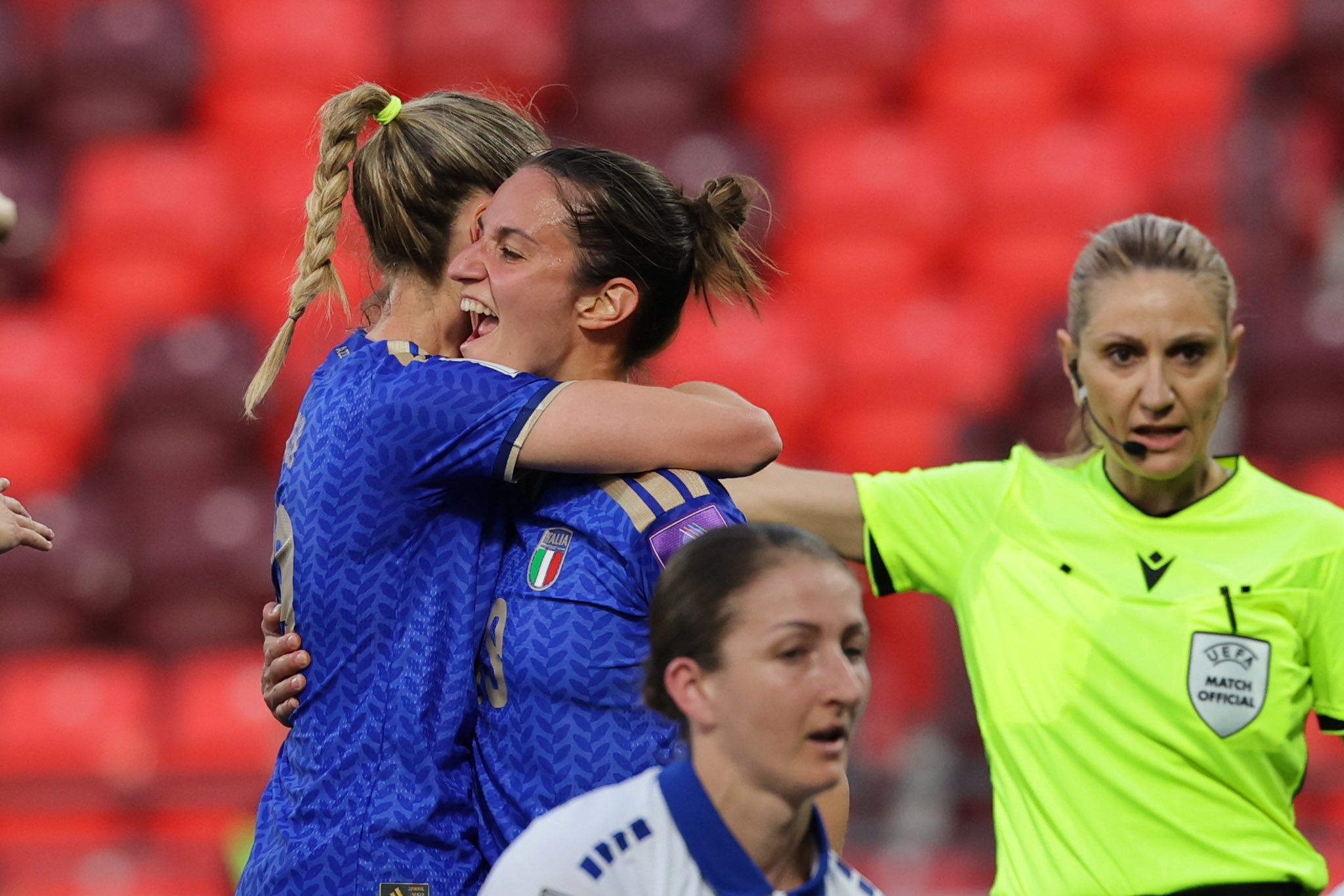 Lenzini esulta con la maglia dell'Italia